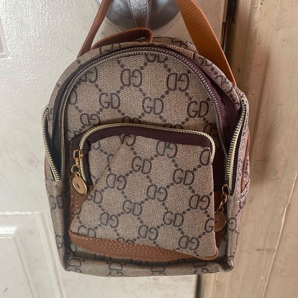 Backpack  that comes with straps for little girl Light brown